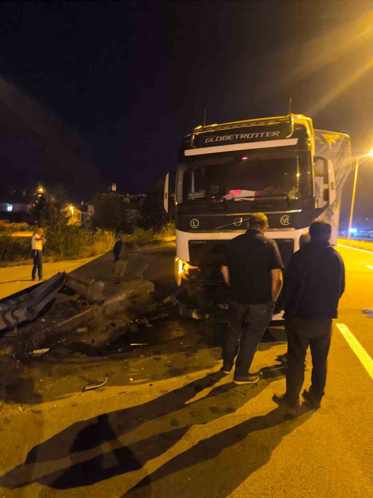 Bolu’da kontrolden çıkan tır bariyerlere çarptı