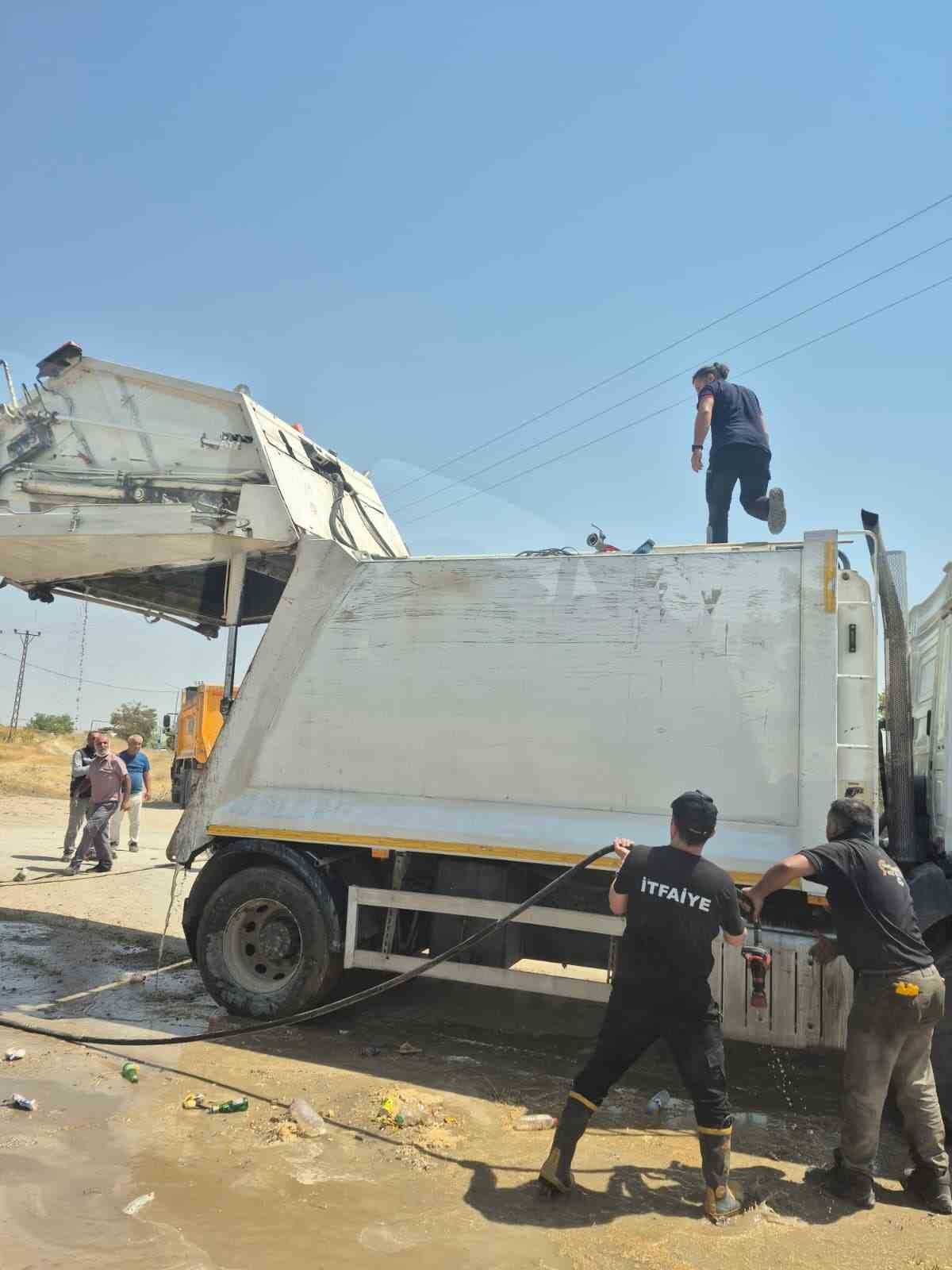 Van’da seyir halindeki çöp kamyonunda yangın