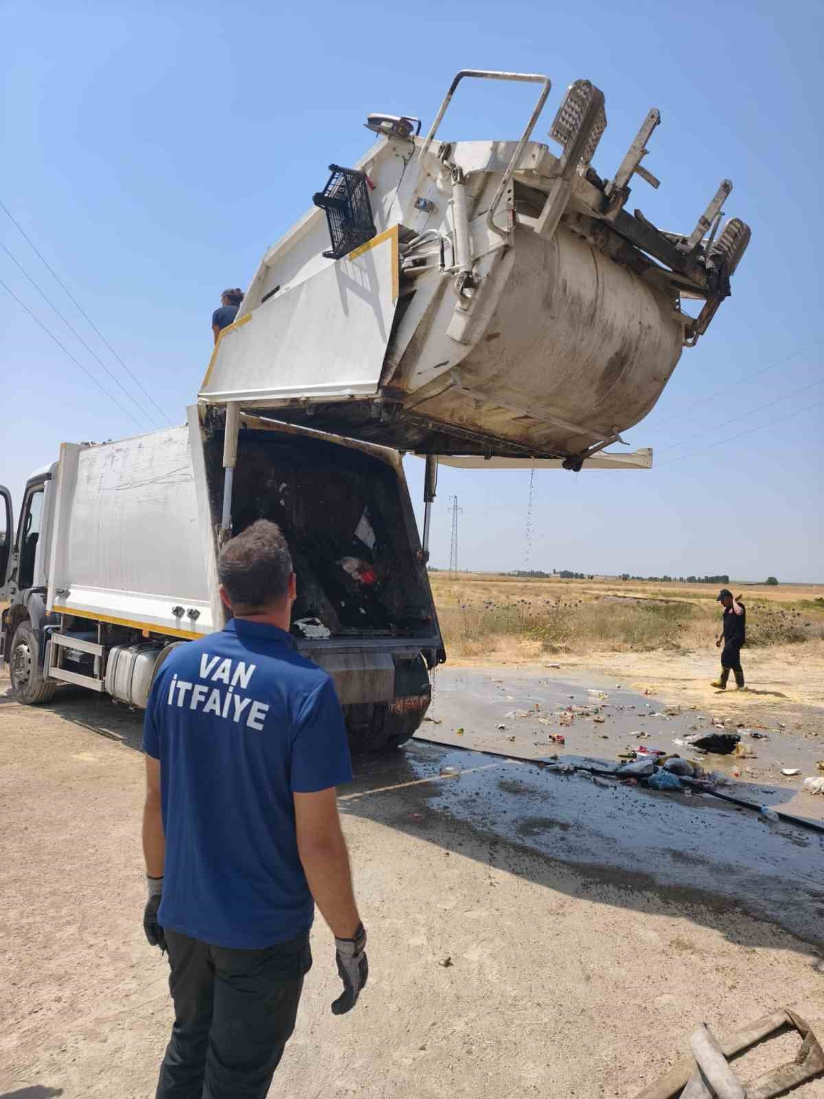 Van’da seyir halindeki çöp kamyonunda yangın
