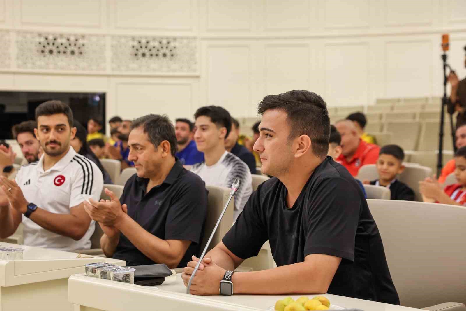 Başkan Şahin, belediyenin başarılı sporcularıyla bir araya geldi