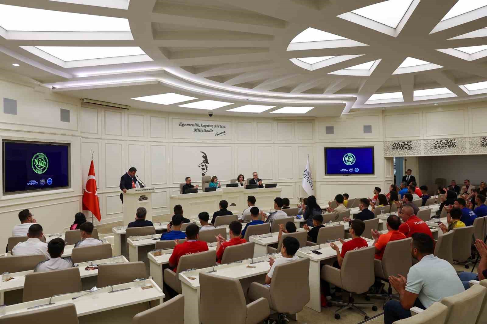 Başkan Şahin, belediyenin başarılı sporcularıyla bir araya geldi