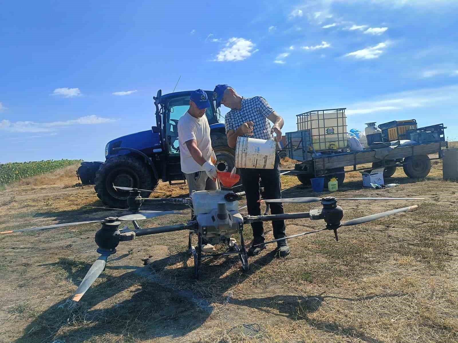 Edirne’de üreticiler tarlasını dronla ilaçlıyor, güneş enerjisiyle suluyor
