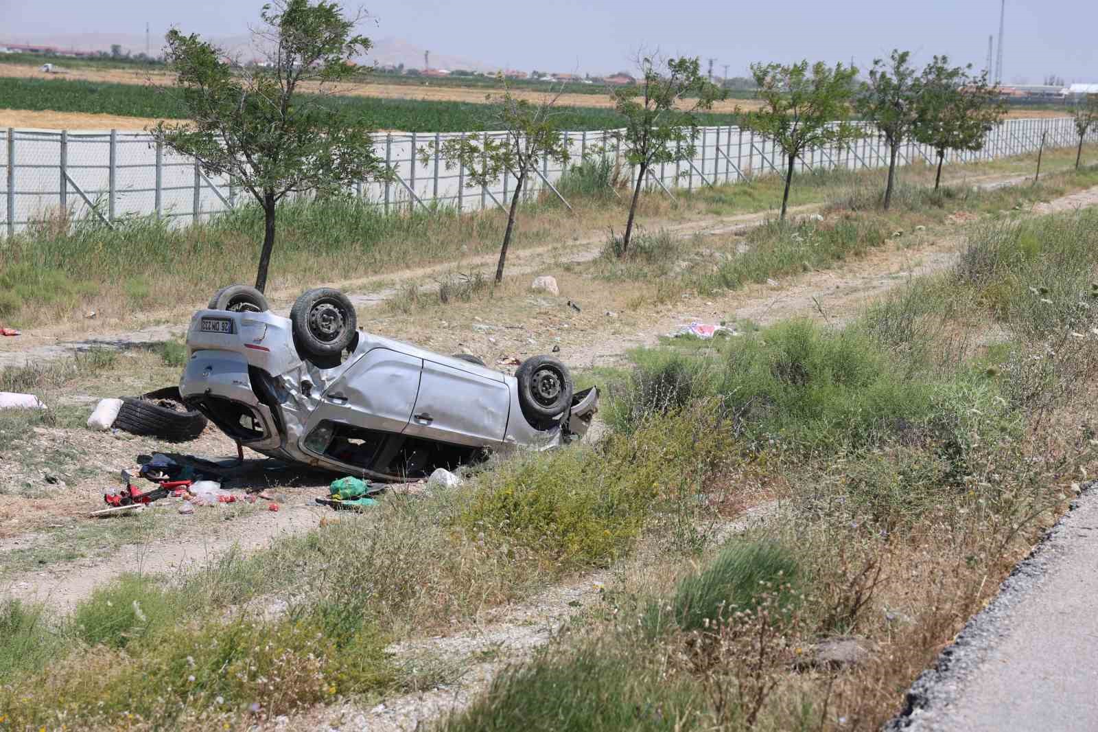 Takla atan otomobildeki 8 yaşındaki çocuk öldü, anne, baba ve kardeşi yaralandı