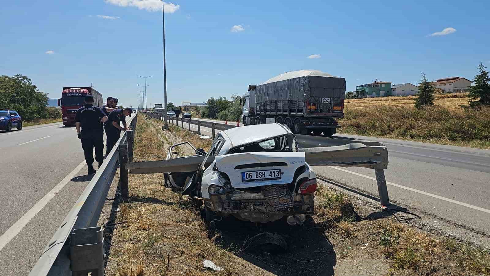 Çorum’da tırla çarpışan otomobil bariyerlere saplandı: 1 yaralı