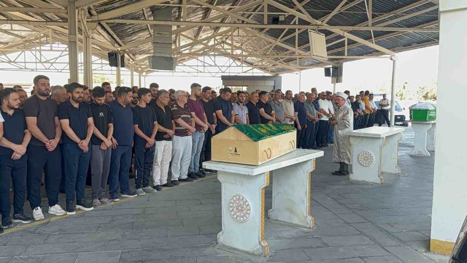 Havuzda hayatını kaybeden minik Kadir, Gaziantep’te son yolculuğuna uğurlandı