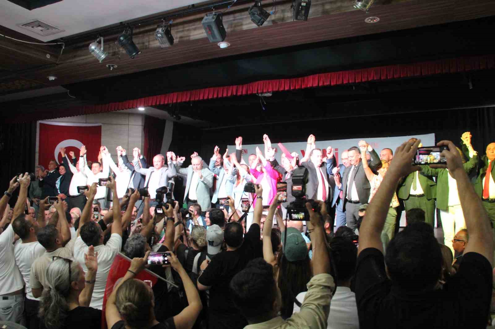 Manisa’da 15 CHP’li belediye başkanı YENİ Parti’ye katıldı