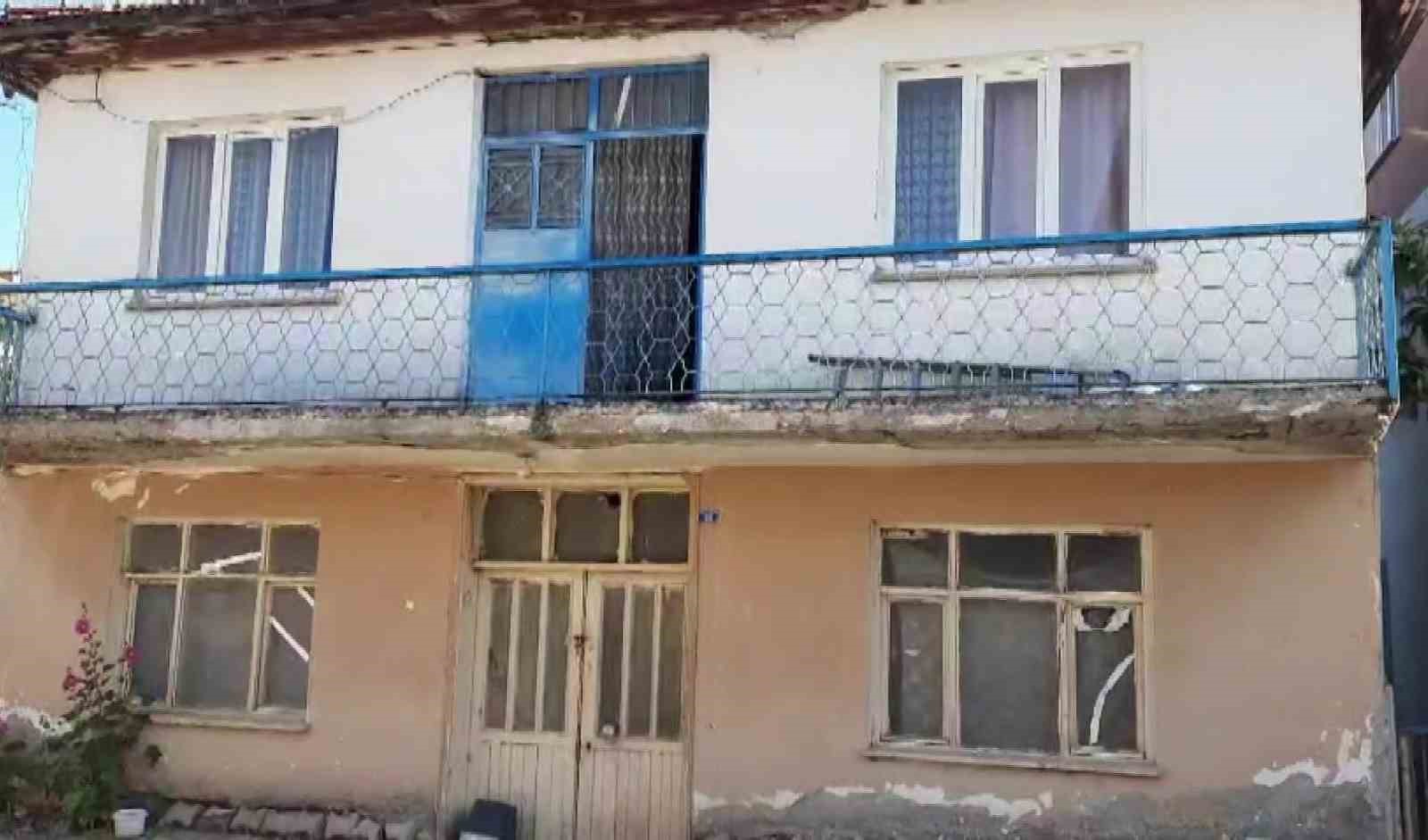 Oğluyla mahkemelik olan 90 yaşındaki anneye icra şoku: Evsiz kalma tehlikesiyle karşı karşıya
