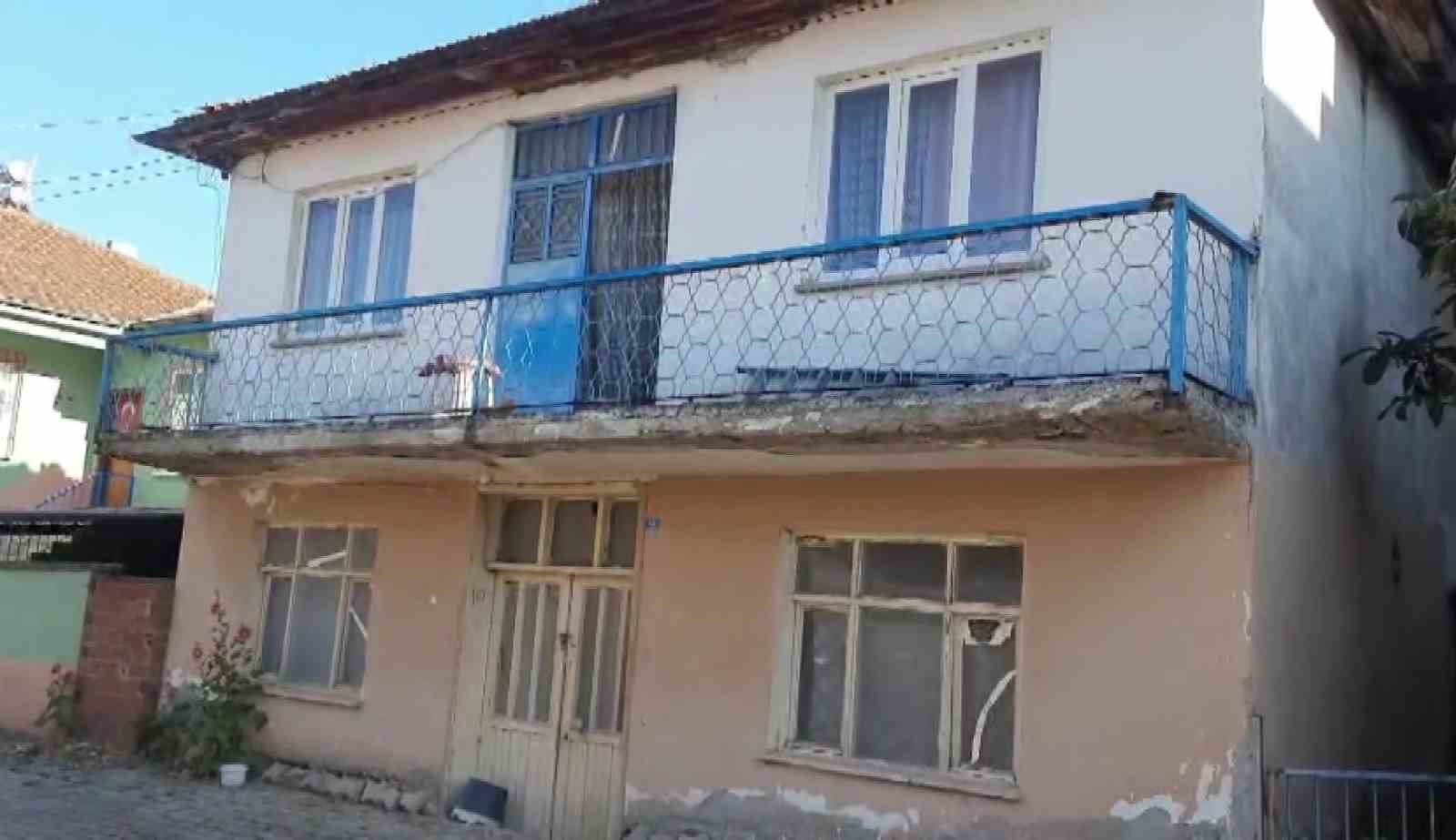 Oğluyla mahkemelik olan 90 yaşındaki anneye icra şoku: Evsiz kalma tehlikesiyle karşı karşıya