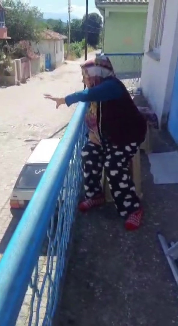 Oğluyla mahkemelik olan 90 yaşındaki anneye icra şoku: Evsiz kalma tehlikesiyle karşı karşıya