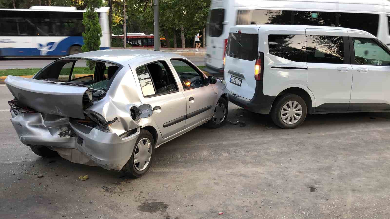 Elazığ’da zincirleme trafik kazası: 3 yaralı