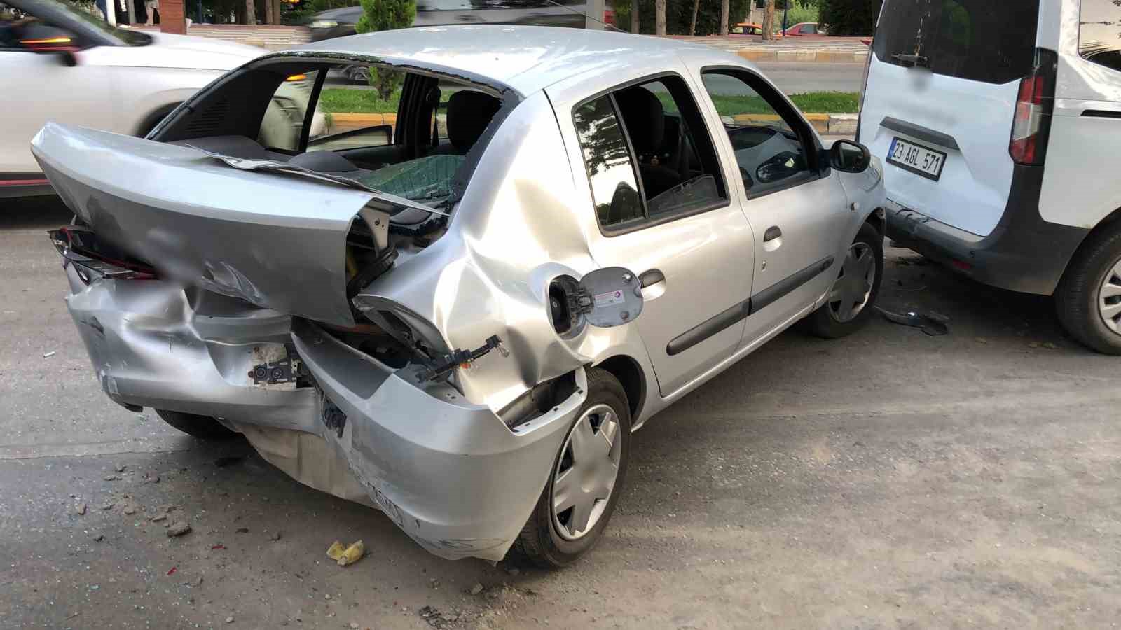 Elazığ’da zincirleme trafik kazası: 3 yaralı