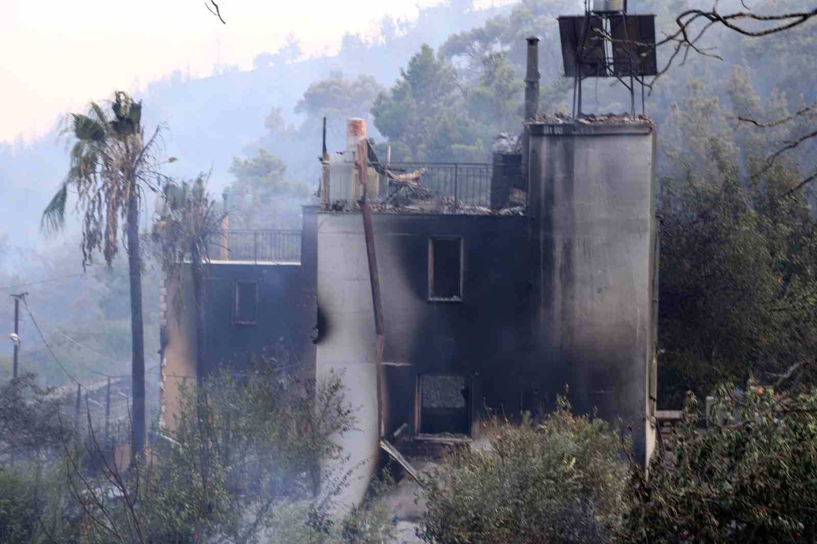 Kumluca’daki orman yangınında 10 ev kullanılamaz hale geldi: Yangına evinde yakalananlar o anları anlattı
