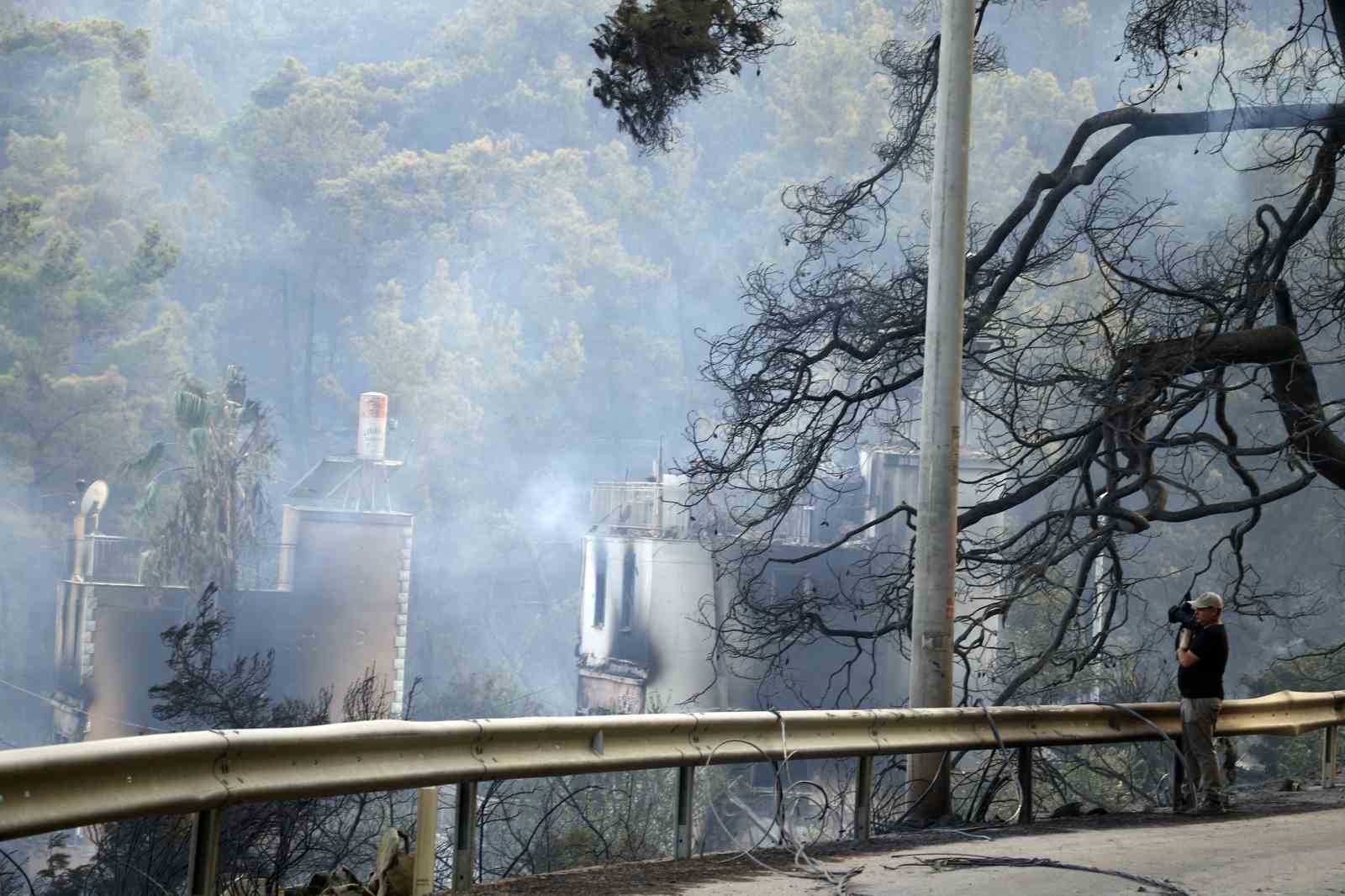 Kumluca’daki orman yangınında 10 ev kullanılamaz hale geldi: Yangına evinde yakalananlar o anları anlattı