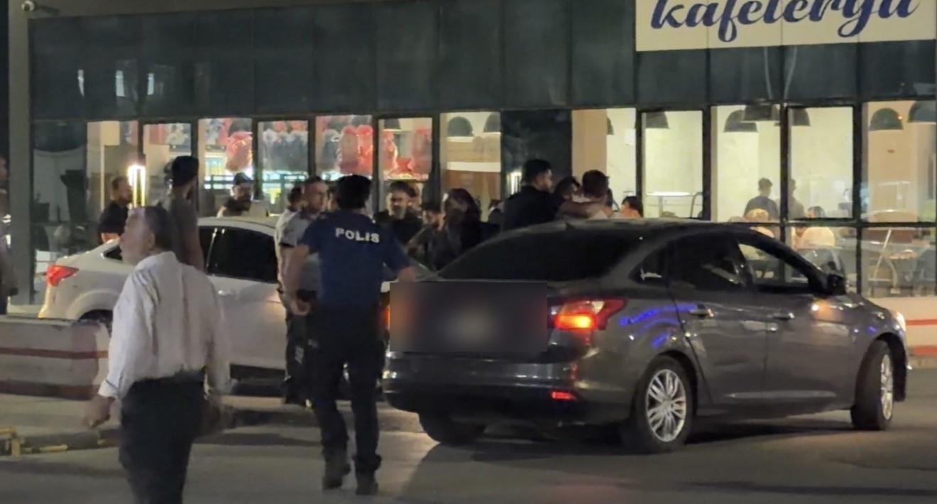 Araçlarından inip kavga eden şahıslara olay yerindeki polisten müdahale