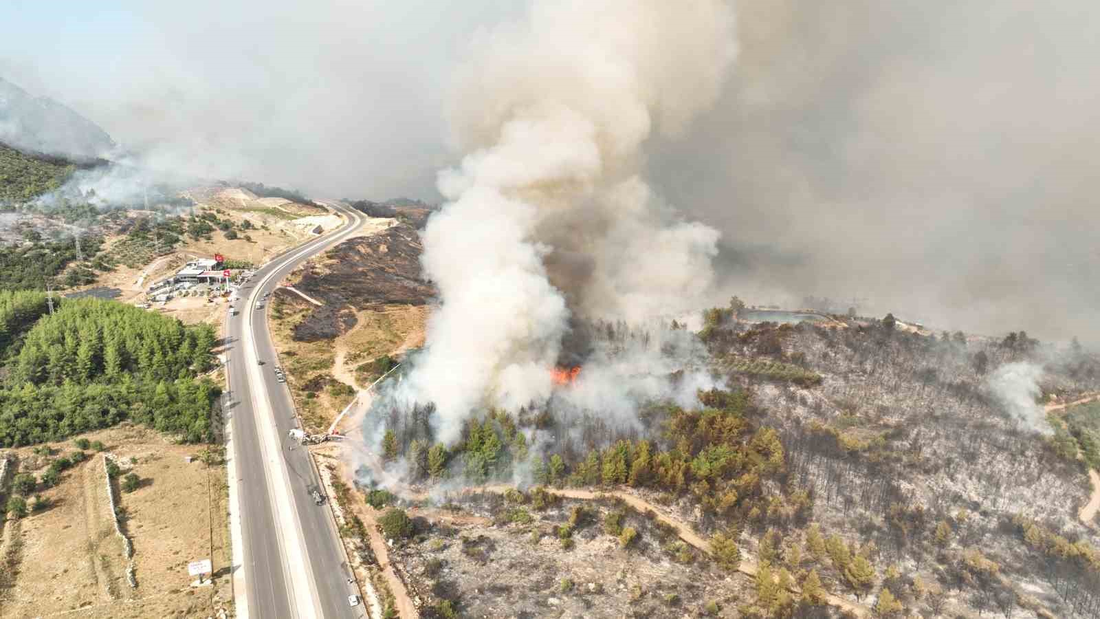 Antalya Büyükşehir ekipleri orman yangınlarını söndürmek için seferber oldu