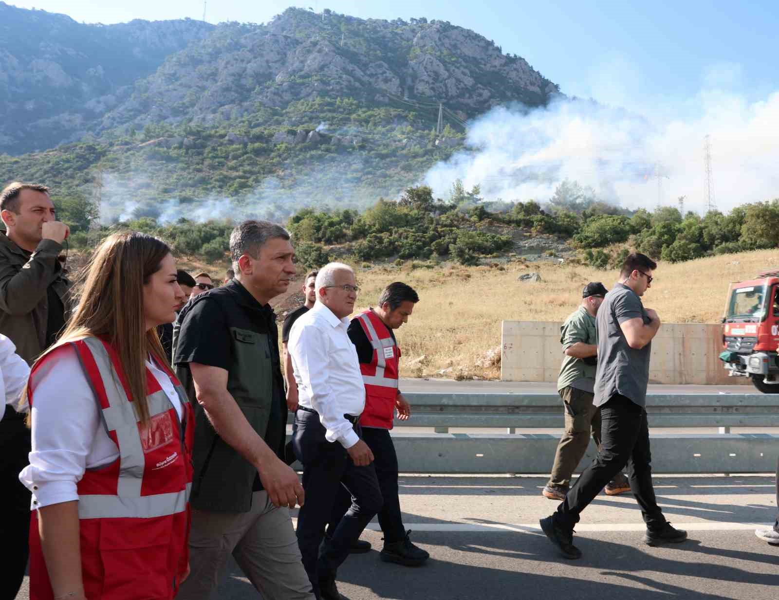 Antalya Büyükşehir ekipleri orman yangınlarını söndürmek için seferber oldu