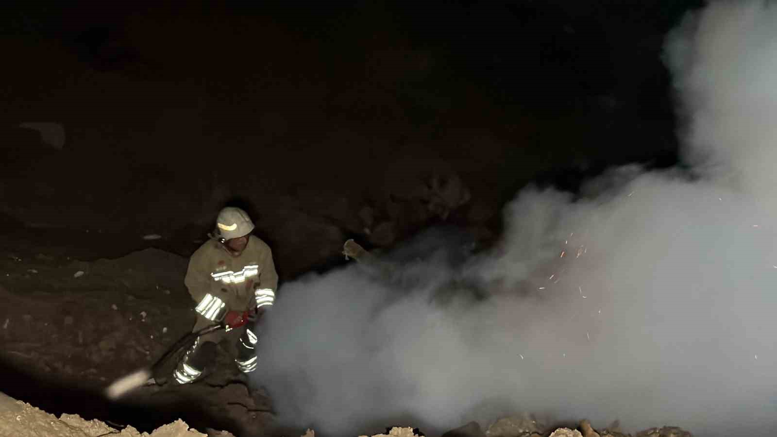 Ormanlık alandaki yangını görüp itfaiyeye haber verdi, alevler büyümeden söndürüldü