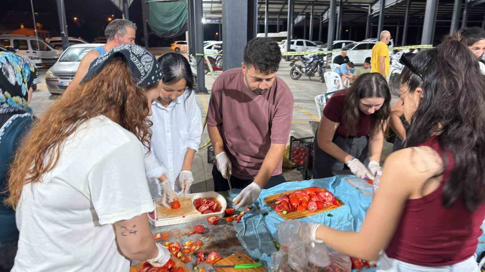 Bir yanda alevlerle mücadele, bir yanda yürek ısıtan dayanışma