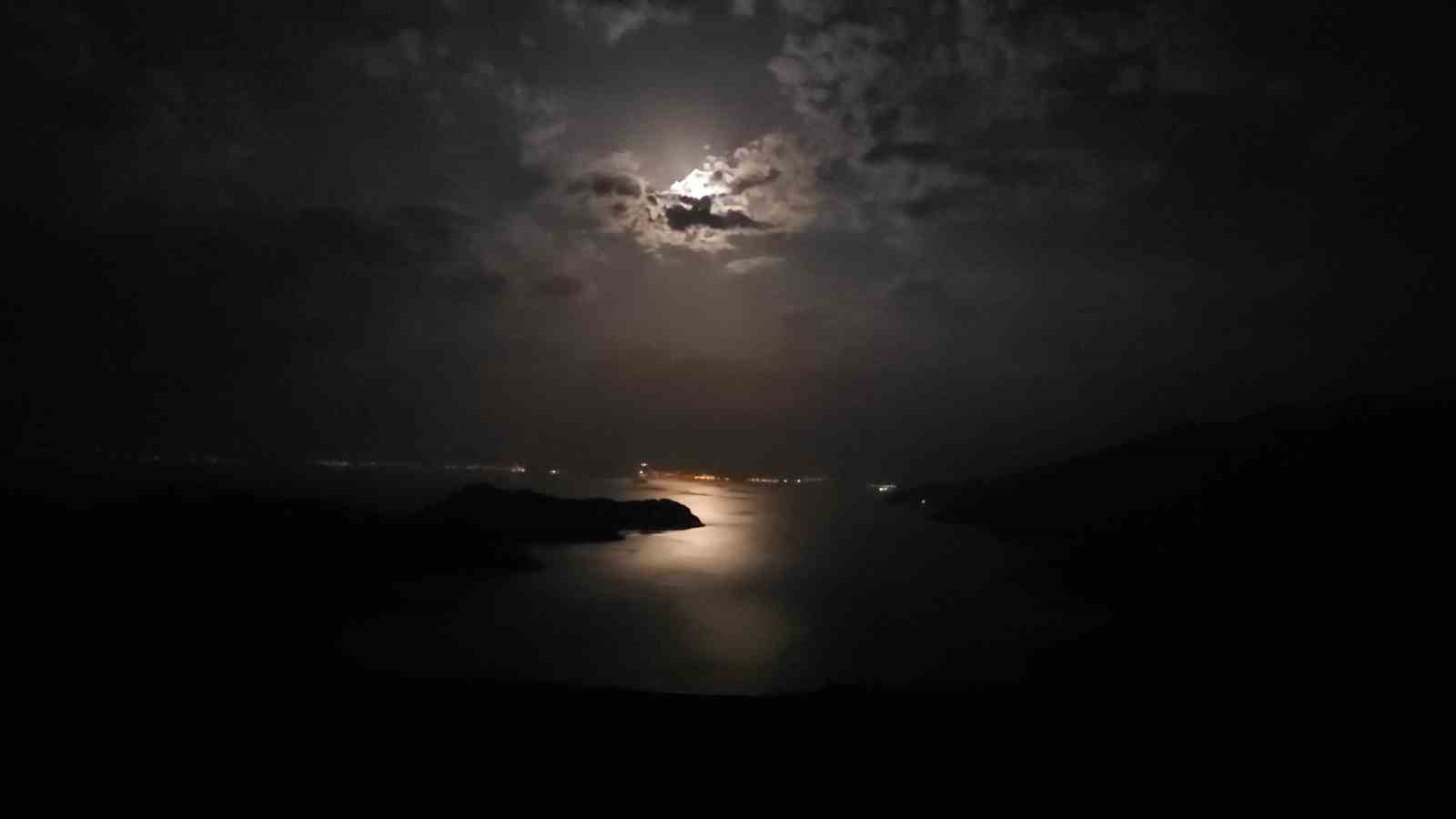 Bulutların arasından yükselen Geyik Dolunayı, Van Gölü ve Saint Thomas Kilisesi ile buluştu