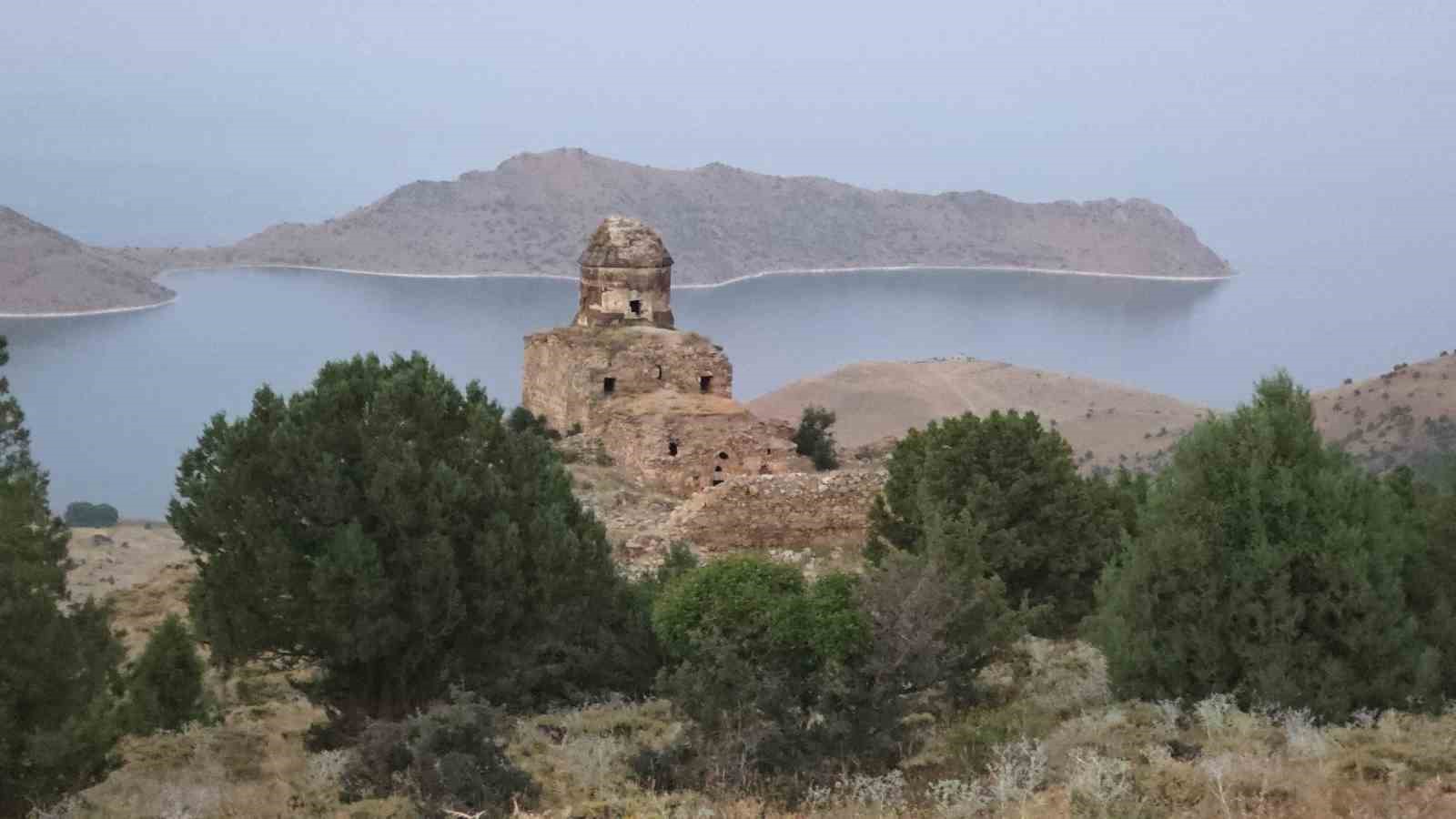 Bulutların arasından yükselen Geyik Dolunayı, Van Gölü ve Saint Thomas Kilisesi ile buluştu