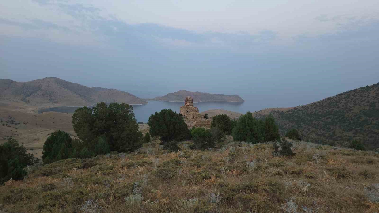 Bulutların arasından yükselen Geyik Dolunayı, Van Gölü ve Saint Thomas Kilisesi ile buluştu