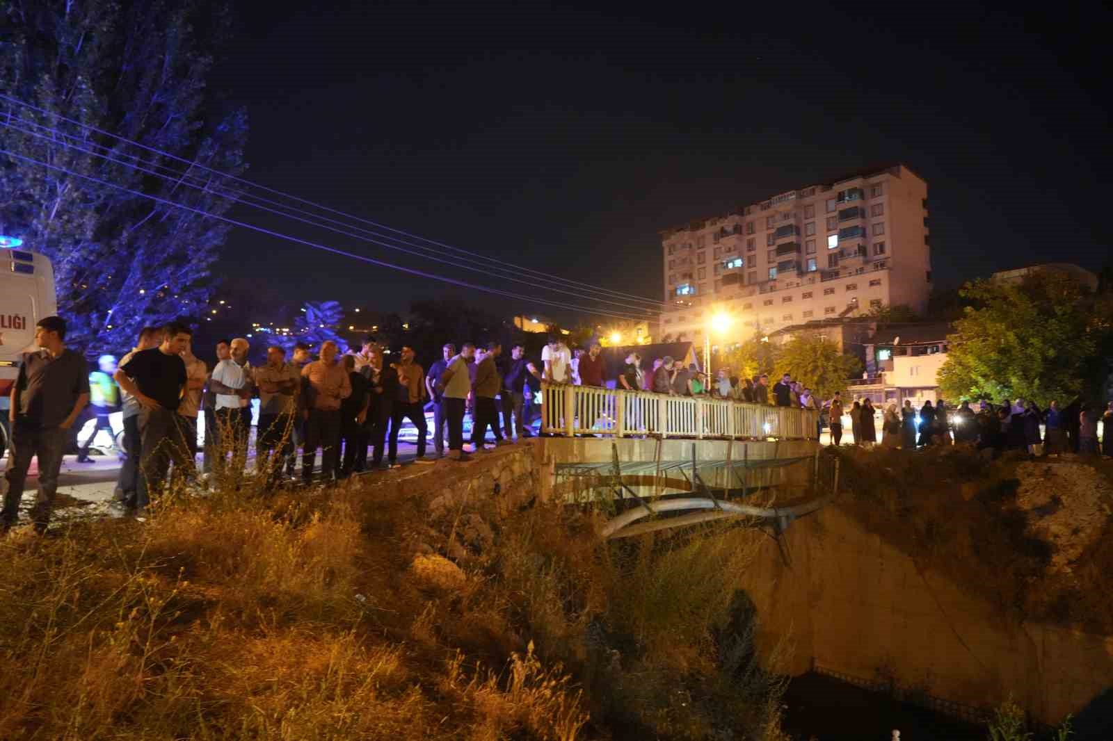 Köprüden uçan otomobilde 2 kişi yaralandı