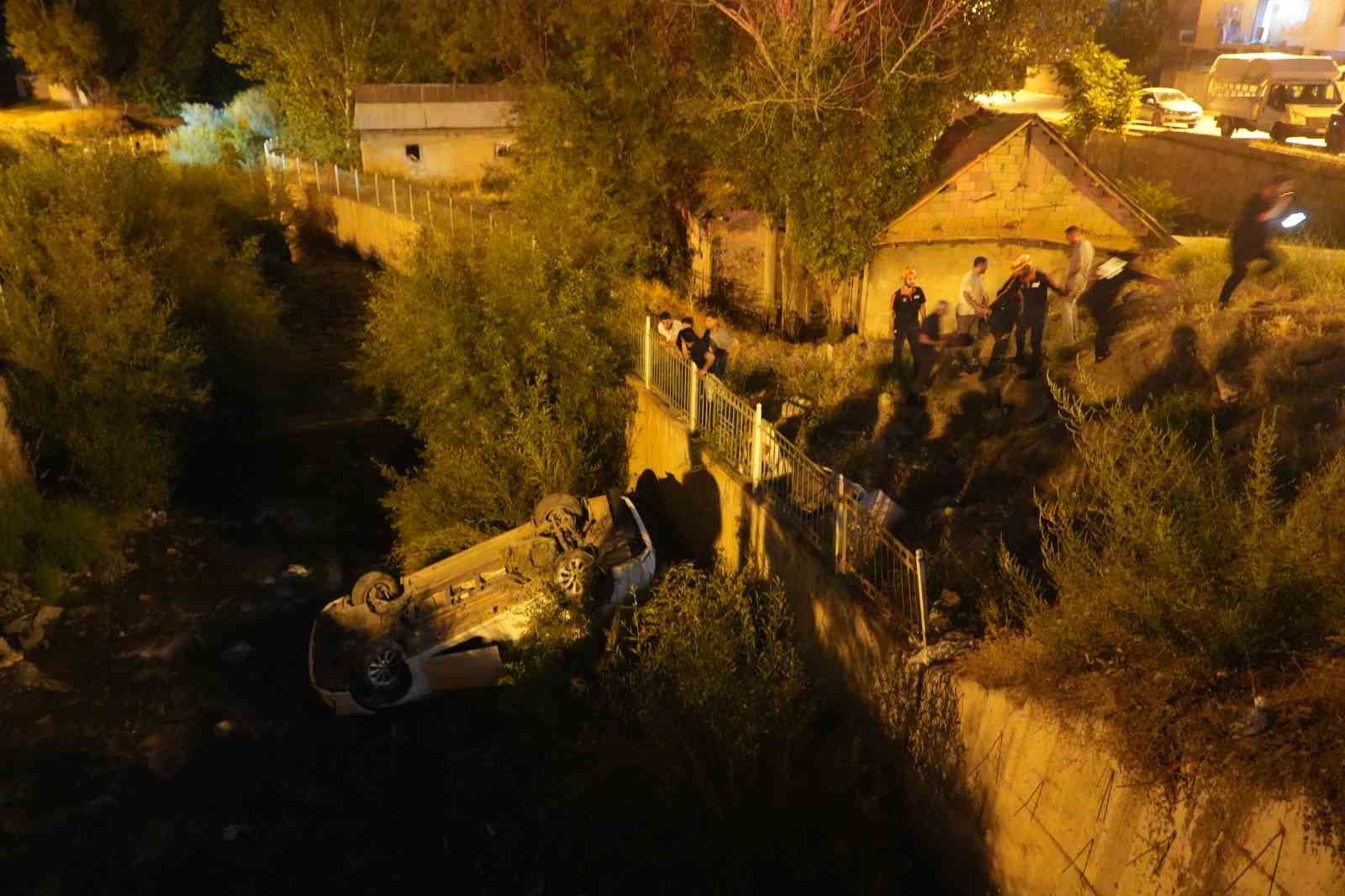 Köprüden uçan otomobilde 2 kişi yaralandı