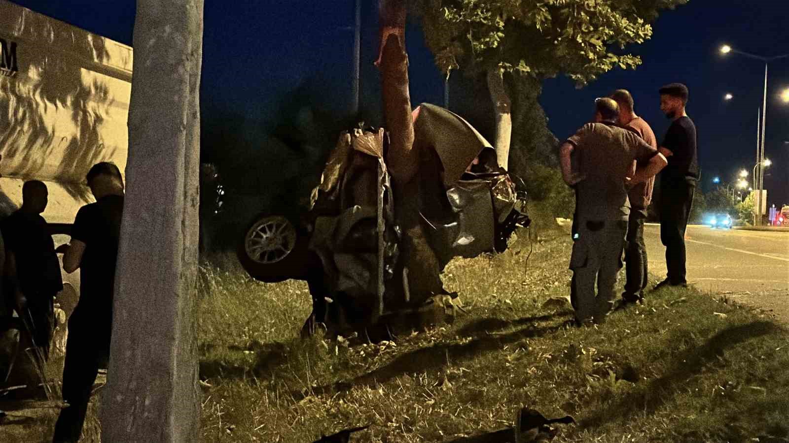 Ağaca çarpan otomobil ikiye bölündü, sürücü hafif sıyrıklarla kurtuldu