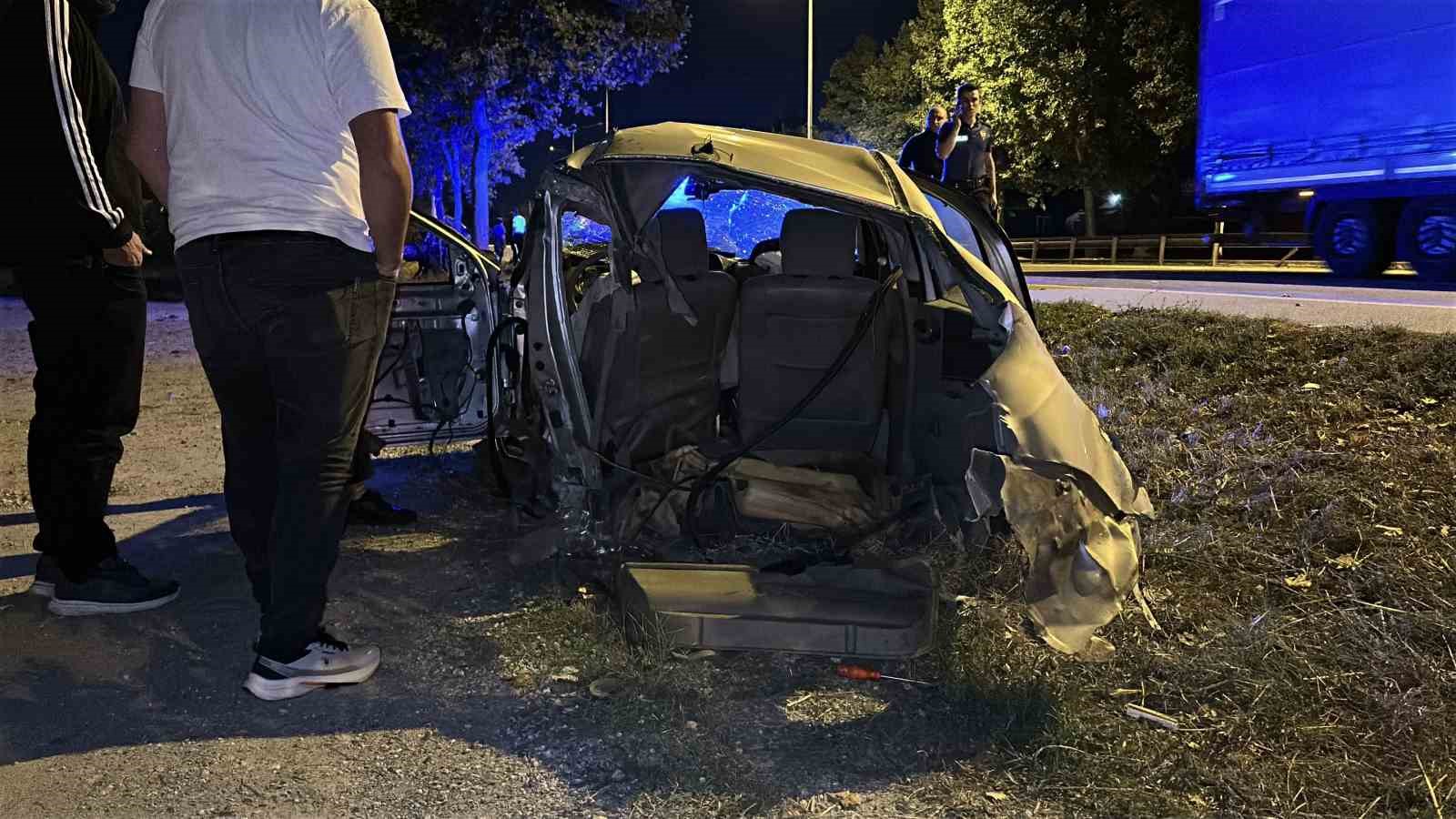 Ağaca çarpan otomobil ikiye bölündü, sürücü hafif sıyrıklarla kurtuldu