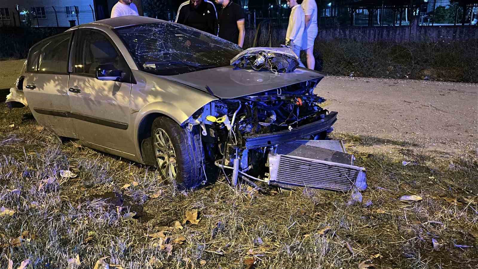 Ağaca çarpan otomobil ikiye bölündü, sürücü hafif sıyrıklarla kurtuldu