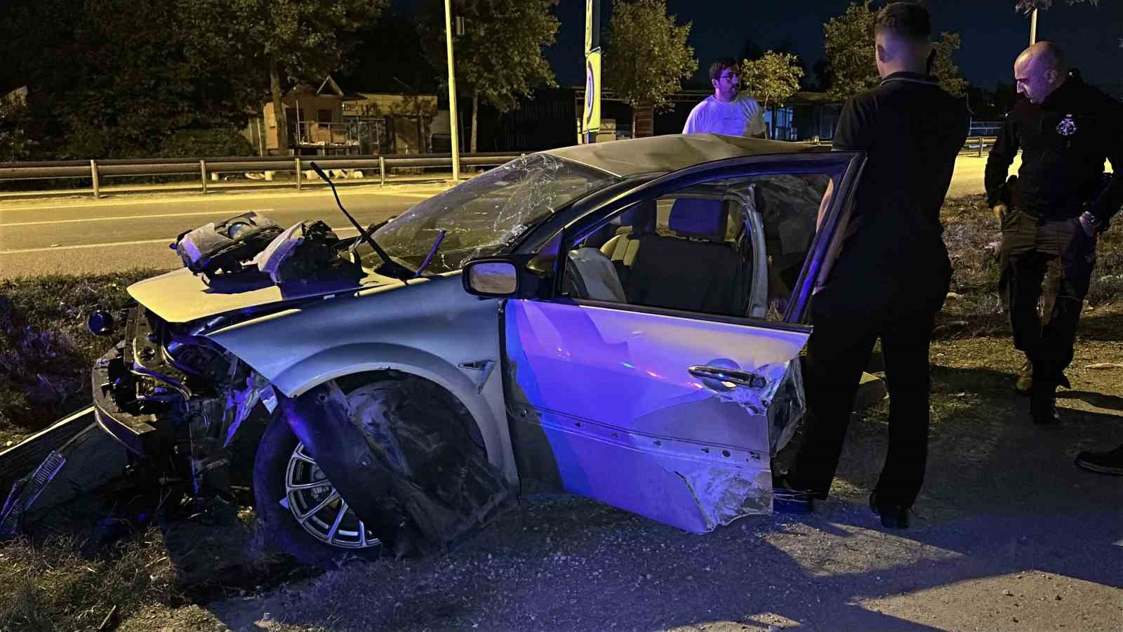 Ağaca çarpan otomobil ikiye bölündü, sürücü hafif sıyrıklarla kurtuldu
