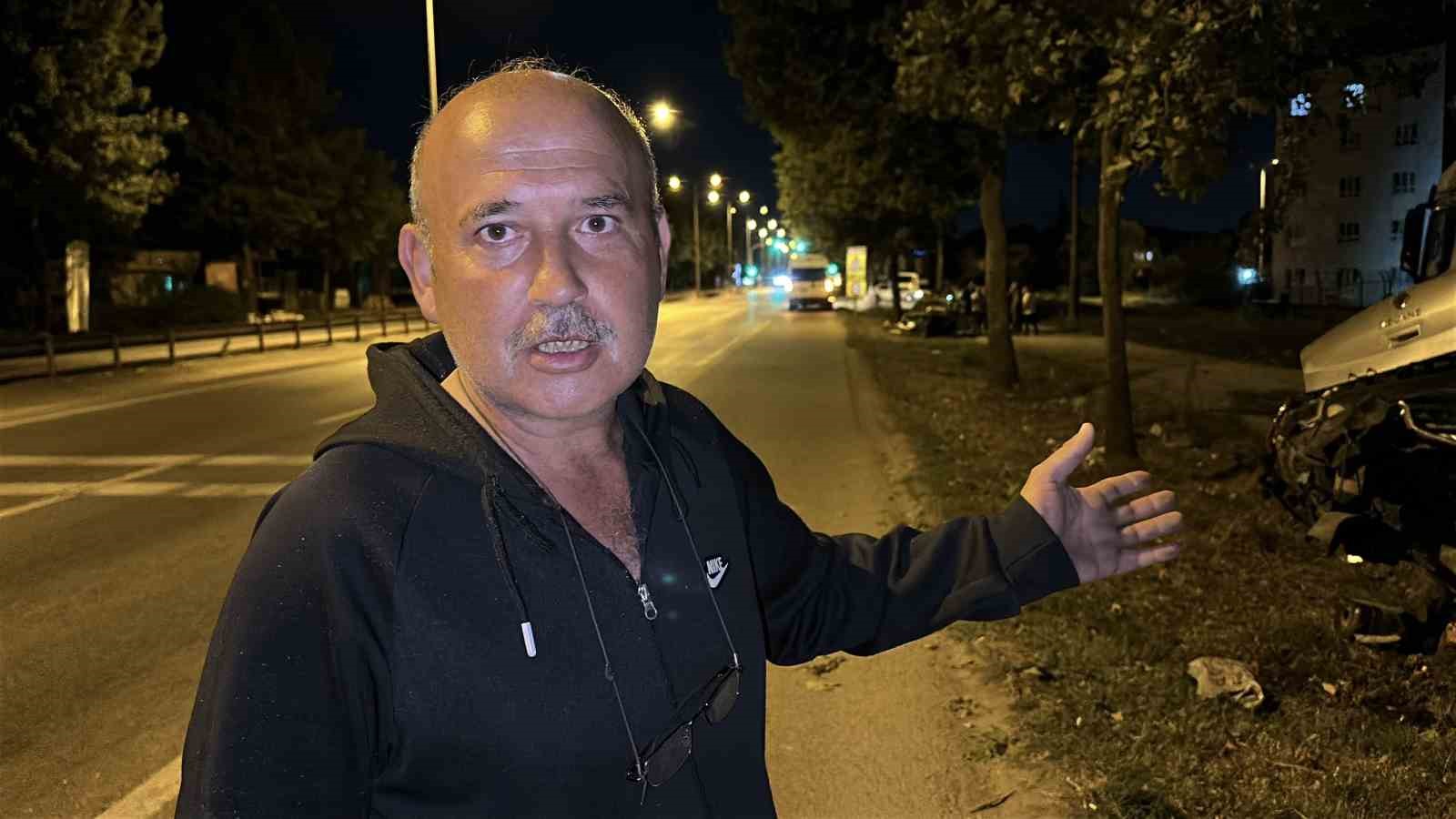 Ağaca çarpan otomobil ikiye bölündü, sürücü hafif sıyrıklarla kurtuldu