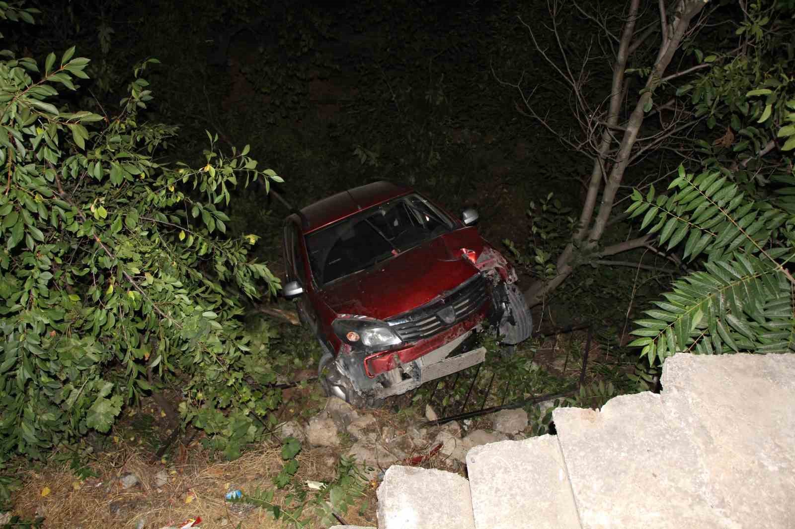 Kontrolden çıkan otomobil ağaçların üstüne uçtu: 1 yaralı