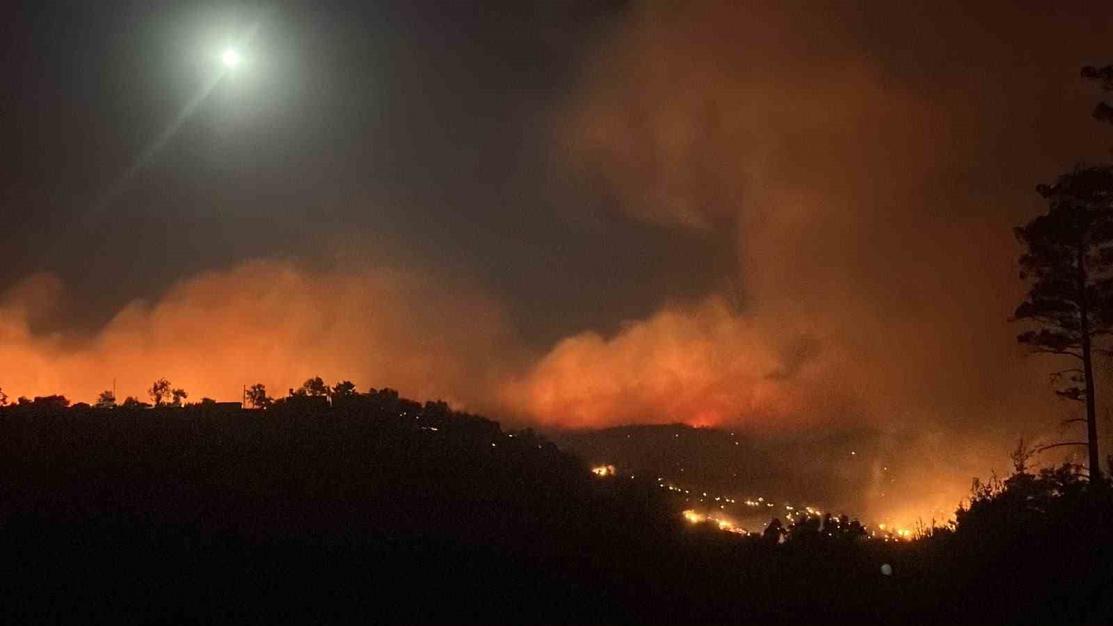 Alanya’daki orman yangınına gece saatlerinde müdahale sürüyor