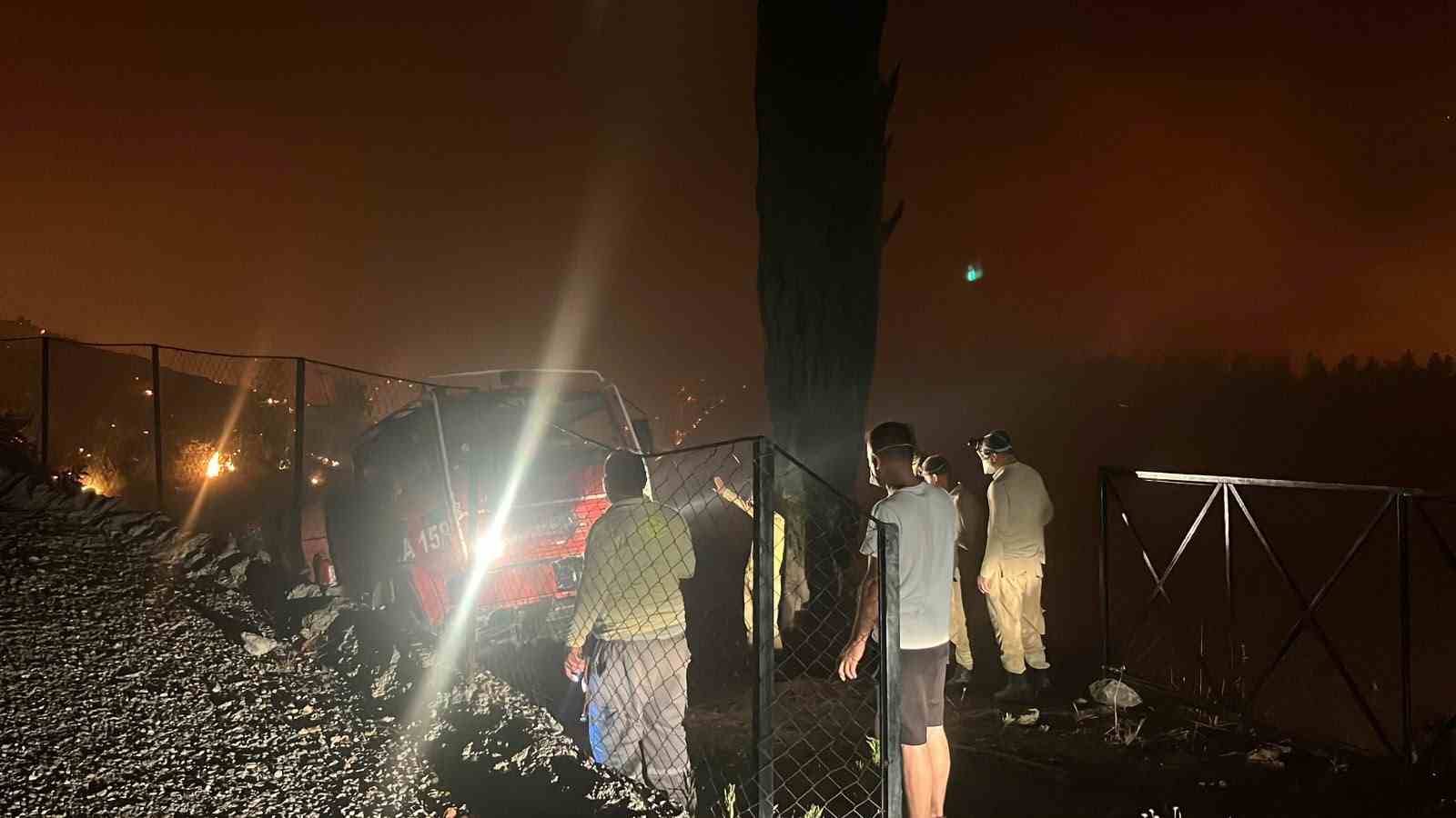 Alanya’daki orman yangınına gece saatlerinde müdahale sürüyor