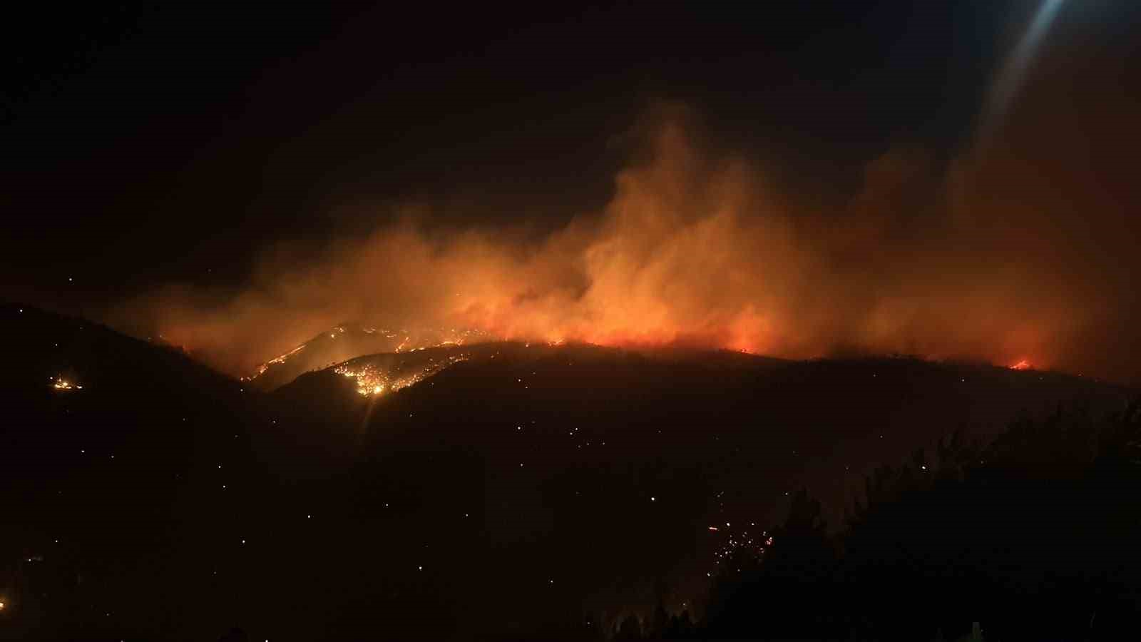 Alanya’daki orman yangınına gece saatlerinde müdahale sürüyor