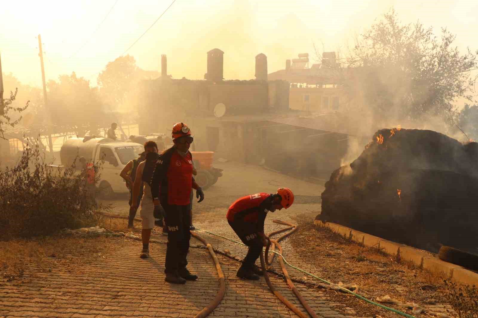 Yangın yerleşim yerine dayandı, vatandaşlar hayvanlarını alevlerin arasından kurtardı