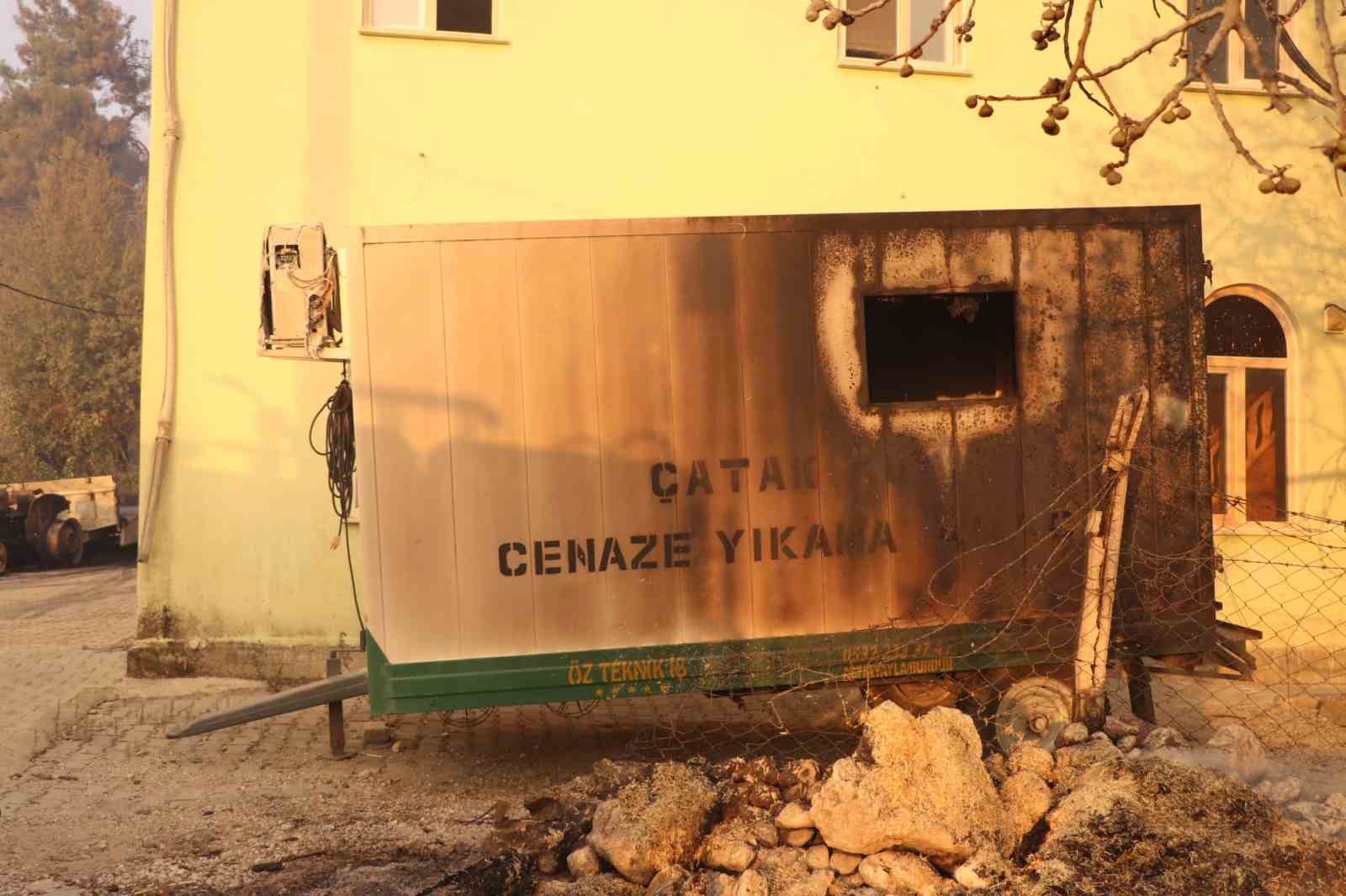 Yangın yerleşim yerine dayandı, vatandaşlar hayvanlarını alevlerin arasından kurtardı