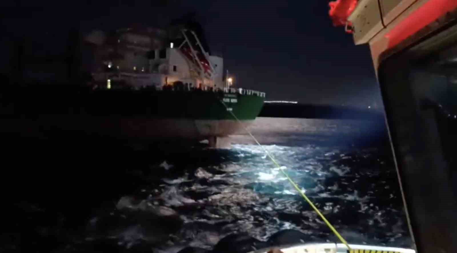 Çanakkale Boğazı’nda karaya oturan dökme yük gemisi yüzdürüldü