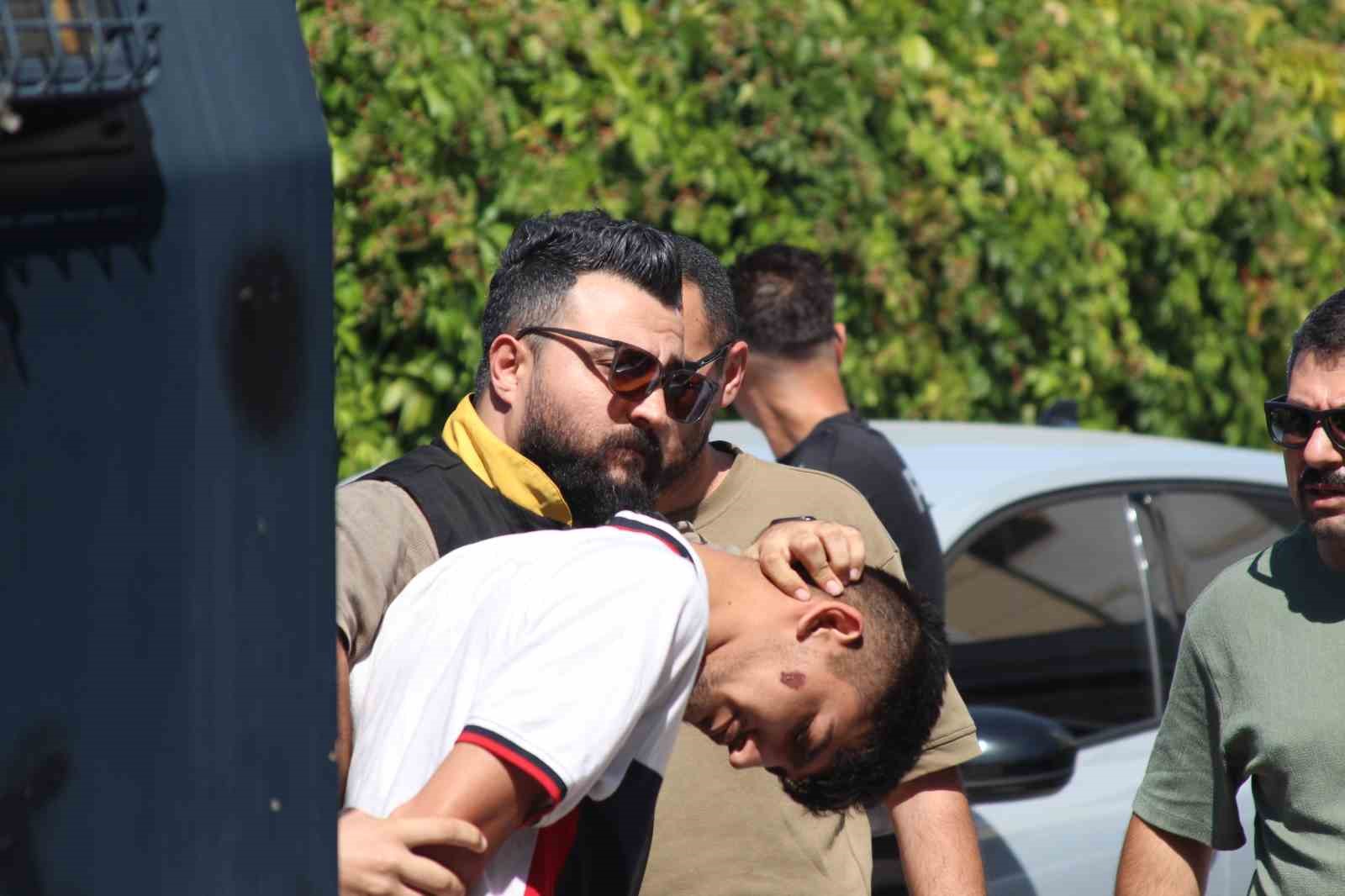 Husumetlilerine ateş açtı, yoldan geçen başkasını öldürdü