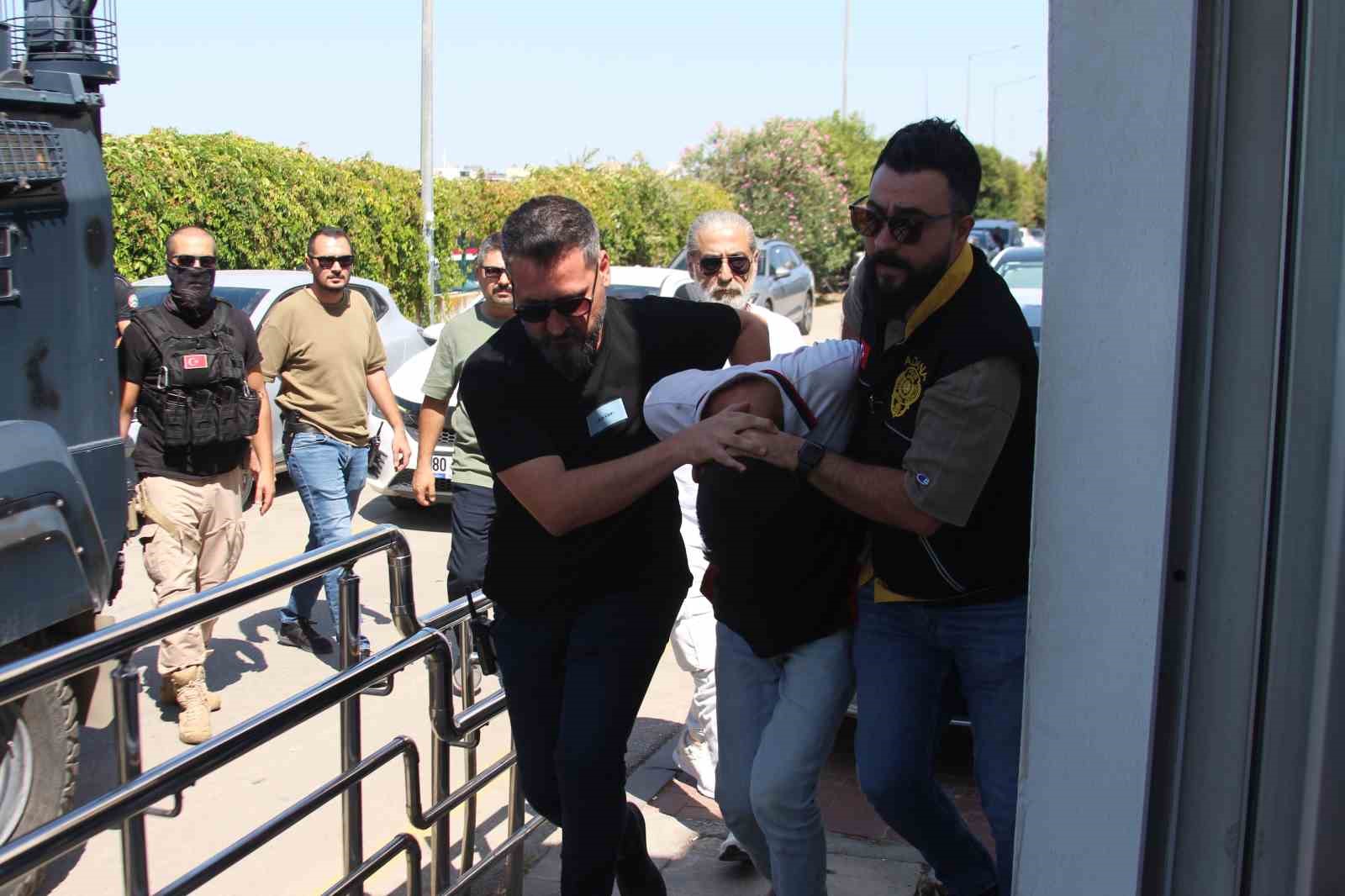 Husumetlilerine ateş açtı, yoldan geçen başkasını öldürdü