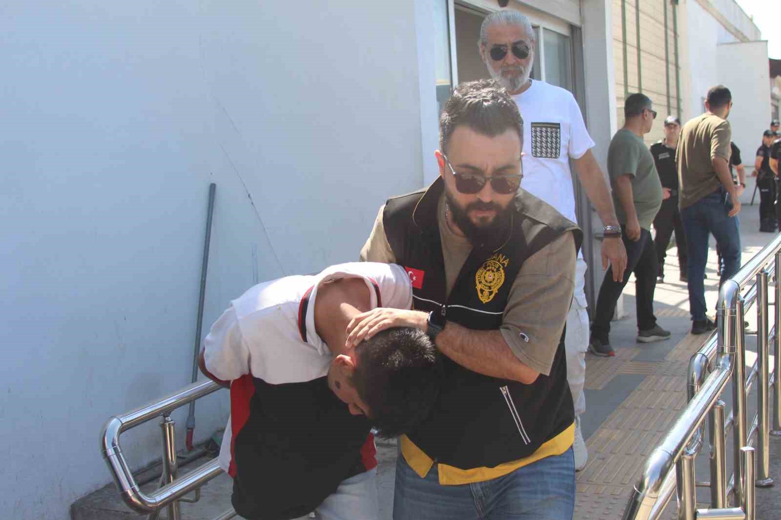 Husumetlilerine ateş açtı, yoldan geçen başkasını öldürdü