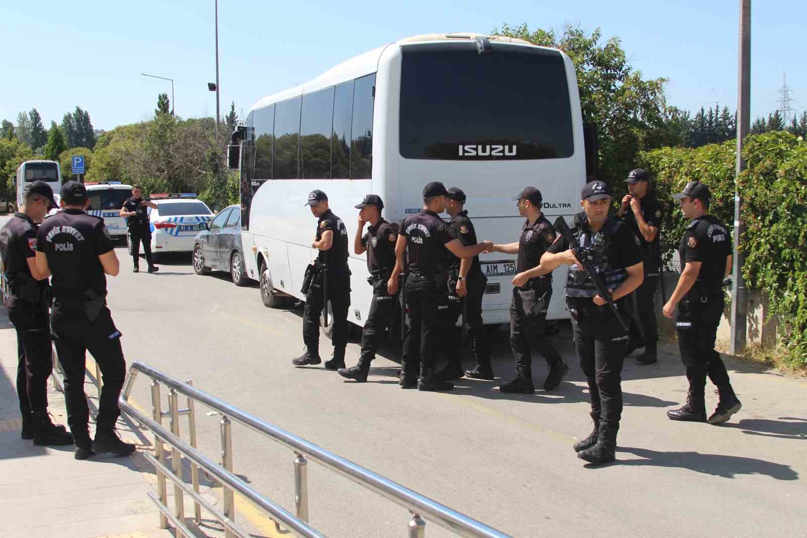 Husumetlilerine ateş açtı, yoldan geçen başkasını öldürdü