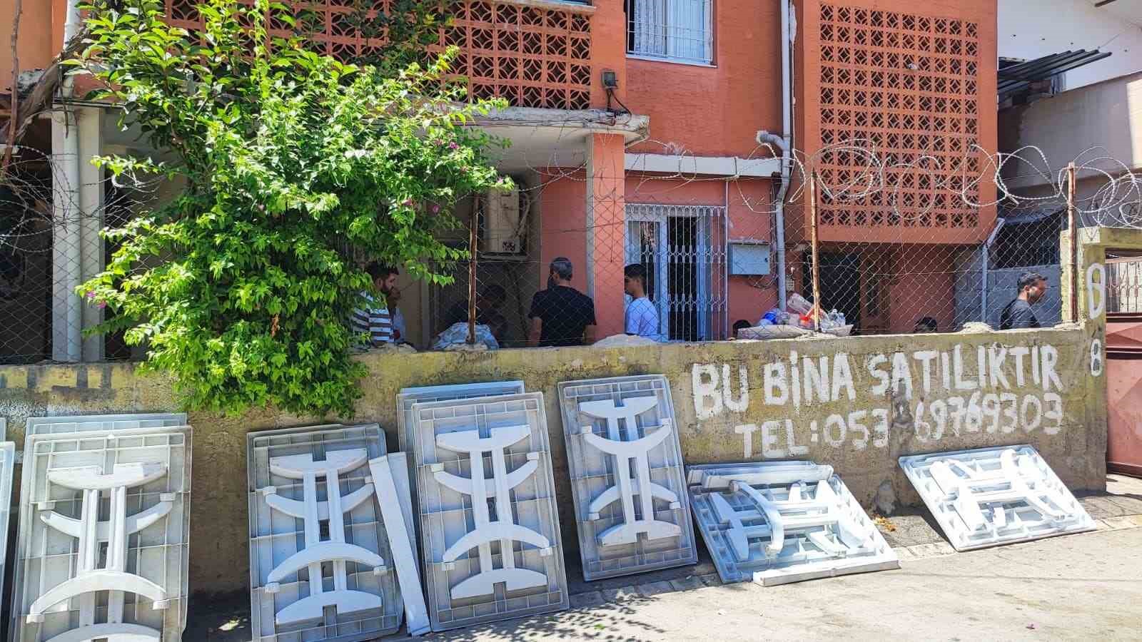 Tartışmaya yardım için yaklaştılar, cinayete kurban gittiler
