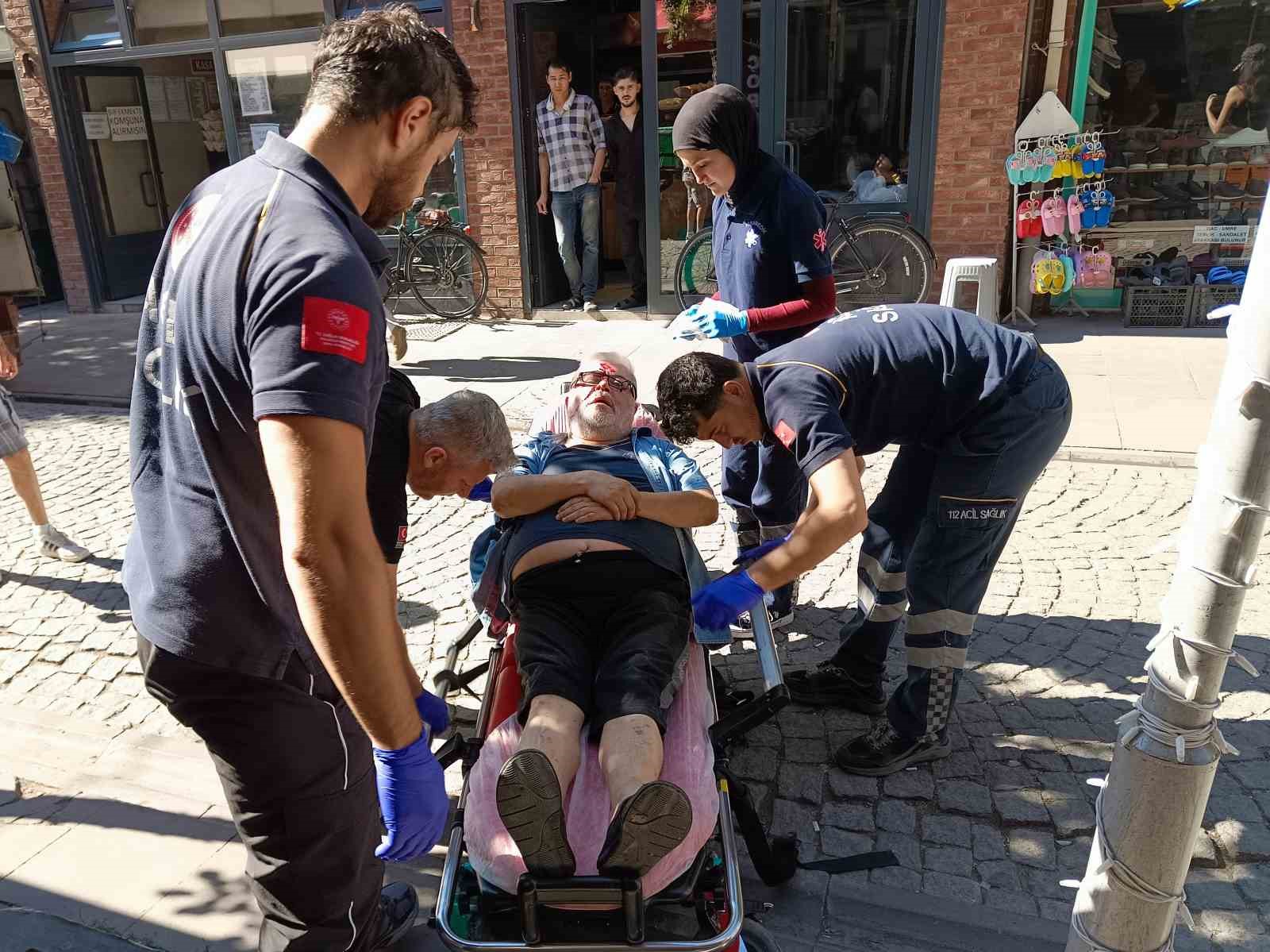Kaldırımda yürürken hastanelik oldu