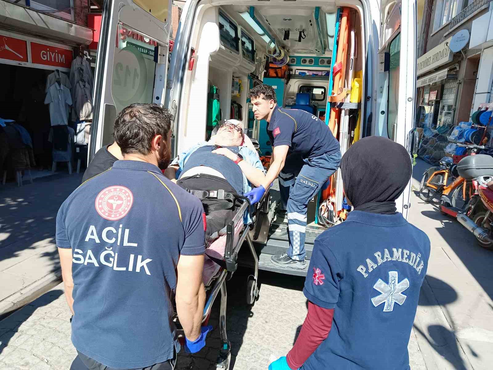 Kaldırımda yürürken hastanelik oldu