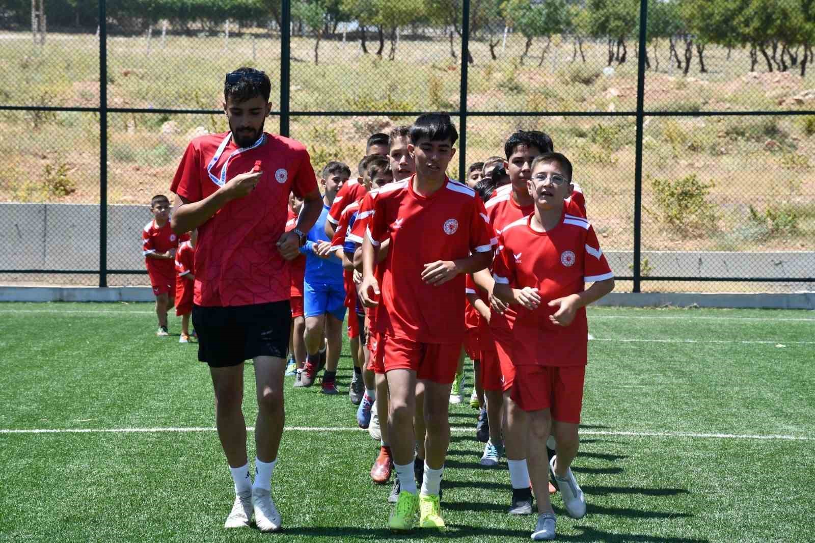 Karaman’ın Kazımkarabekir ilçesinde yaz futbol kursu açıldı
