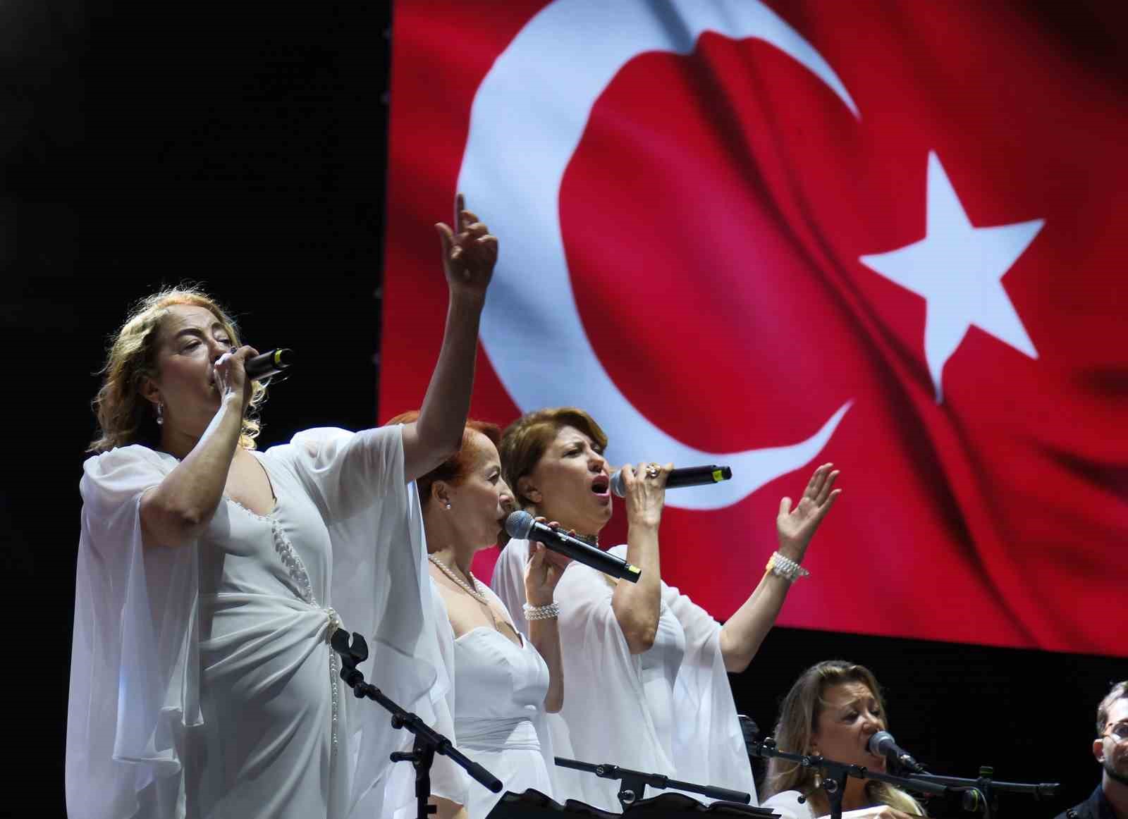 Grup Köprü, festival sahnesinde kültürleri aynı ezgide buluşturdu