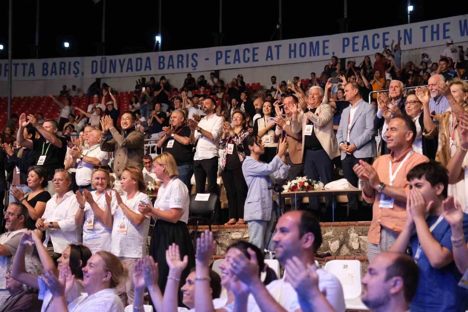 Grup Köprü, festival sahnesinde kültürleri aynı ezgide buluşturdu