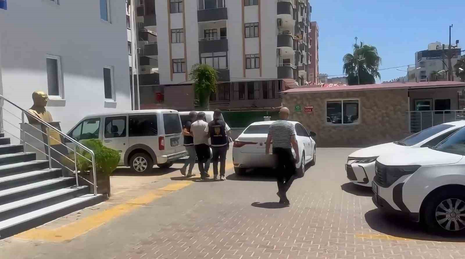 Yaşlı adamın boynunu kırmaya çalışıp, feci şekilde darbeden saldırgan tutuklandı